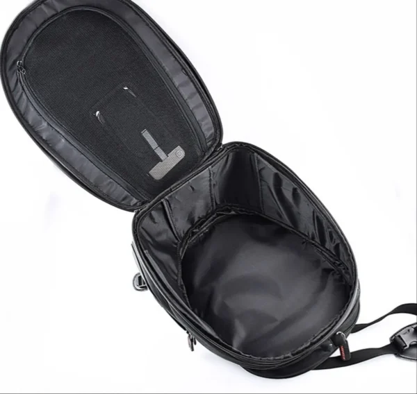 BOLSO DE ESTANQUE PARA MOTO TAICHI El bolso de estanque TAICHI combina diseño funcional con materiales resistentes, ideal para quienes buscan practicidad y protección al viajar. Su estructura rígida, sistema expandible y fijación magnética lo convierten en una opción versátil para uso diario o viajes largos. Características: • Estructura semirrígida con capacidad de 9 a 12 litros • Fijación magnética para estanques metálicos • Incluye lámina Touch transparente para el uso de smartphones como GPS • Correas elásticas para una sujeción firme y segura • Correas ajustables para facilitar su transporte fuera de la moto • Funda impermeable incluida para proteger en días de lluvia • Instalación rápida y sin herramientas Compacto, expandible y resistente al agua, este bolso de estanque es la solución ideal para llevar lo esencial siempre al alcance, con la seguridad y comodidad que todo motociclista necesita.