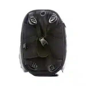 BOLSO DE ESTANQUE PARA MOTO TAICHI El bolso de estanque TAICHI combina diseño funcional con materiales resistentes, ideal para quienes buscan practicidad y protección al viajar. Su estructura rígida, sistema expandible y fijación magnética lo convierten en una opción versátil para uso diario o viajes largos. Características: • Estructura semirrígida con capacidad de 9 a 12 litros • Fijación magnética para estanques metálicos • Incluye lámina Touch transparente para el uso de smartphones como GPS • Correas elásticas para una sujeción firme y segura • Correas ajustables para facilitar su transporte fuera de la moto • Funda impermeable incluida para proteger en días de lluvia • Instalación rápida y sin herramientas Compacto, expandible y resistente al agua, este bolso de estanque es la solución ideal para llevar lo esencial siempre al alcance, con la seguridad y comodidad que todo motociclista necesita.