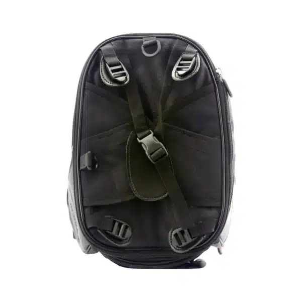 BOLSO DE ESTANQUE PARA MOTO TAICHI El bolso de estanque TAICHI combina diseño funcional con materiales resistentes, ideal para quienes buscan practicidad y protección al viajar. Su estructura rígida, sistema expandible y fijación magnética lo convierten en una opción versátil para uso diario o viajes largos. Características: • Estructura semirrígida con capacidad de 9 a 12 litros • Fijación magnética para estanques metálicos • Incluye lámina Touch transparente para el uso de smartphones como GPS • Correas elásticas para una sujeción firme y segura • Correas ajustables para facilitar su transporte fuera de la moto • Funda impermeable incluida para proteger en días de lluvia • Instalación rápida y sin herramientas Compacto, expandible y resistente al agua, este bolso de estanque es la solución ideal para llevar lo esencial siempre al alcance, con la seguridad y comodidad que todo motociclista necesita.