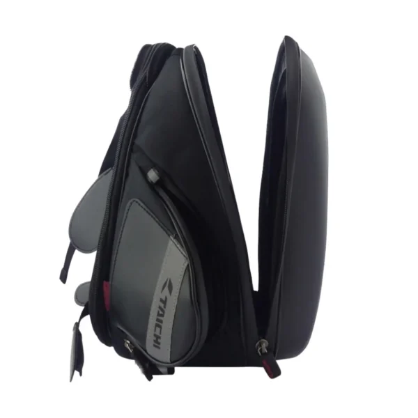 BOLSO DE ESTANQUE PARA MOTO TAICHI El bolso de estanque TAICHI combina diseño funcional con materiales resistentes, ideal para quienes buscan practicidad y protección al viajar. Su estructura rígida, sistema expandible y fijación magnética lo convierten en una opción versátil para uso diario o viajes largos. Características: • Estructura semirrígida con capacidad de 9 a 12 litros • Fijación magnética para estanques metálicos • Incluye lámina Touch transparente para el uso de smartphones como GPS • Correas elásticas para una sujeción firme y segura • Correas ajustables para facilitar su transporte fuera de la moto • Funda impermeable incluida para proteger en días de lluvia • Instalación rápida y sin herramientas Compacto, expandible y resistente al agua, este bolso de estanque es la solución ideal para llevar lo esencial siempre al alcance, con la seguridad y comodidad que todo motociclista necesita.