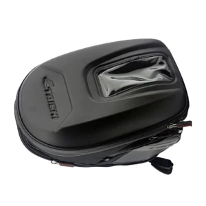 BOLSO DE ESTANQUE PARA MOTO TAICHI El bolso de estanque TAICHI combina diseño funcional con materiales resistentes, ideal para quienes buscan practicidad y protección al viajar. Su estructura rígida, sistema expandible y fijación magnética lo convierten en una opción versátil para uso diario o viajes largos. Características: • Estructura semirrígida con capacidad de 9 a 12 litros • Fijación magnética para estanques metálicos • Incluye lámina Touch transparente para el uso de smartphones como GPS • Correas elásticas para una sujeción firme y segura • Correas ajustables para facilitar su transporte fuera de la moto • Funda impermeable incluida para proteger en días de lluvia • Instalación rápida y sin herramientas Compacto, expandible y resistente al agua, este bolso de estanque es la solución ideal para llevar lo esencial siempre al alcance, con la seguridad y comodidad que todo motociclista necesita.