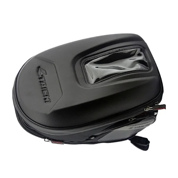 BOLSO DE ESTANQUE PARA MOTO TAICHI El bolso de estanque TAICHI combina diseño funcional con materiales resistentes, ideal para quienes buscan practicidad y protección al viajar. Su estructura rígida, sistema expandible y fijación magnética lo convierten en una opción versátil para uso diario o viajes largos. Características: • Estructura semirrígida con capacidad de 9 a 12 litros • Fijación magnética para estanques metálicos • Incluye lámina Touch transparente para el uso de smartphones como GPS • Correas elásticas para una sujeción firme y segura • Correas ajustables para facilitar su transporte fuera de la moto • Funda impermeable incluida para proteger en días de lluvia • Instalación rápida y sin herramientas Compacto, expandible y resistente al agua, este bolso de estanque es la solución ideal para llevar lo esencial siempre al alcance, con la seguridad y comodidad que todo motociclista necesita.