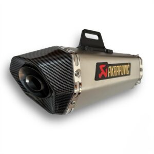 ESCAPE TIPO CUADRADO AKRAPOVIC COLOR GRIS🔥 ¿Para qué sirve un escape de moto? Un escape deportivo sirve para que otros conductores puedan notar nuestra presencia en la carretera gracias al sonido perceptible que produce. Además, algunos escapes tienen un diseño deportivo que le da un aspecto más atractivo a la motocicleta. Especificaciones Largo: 34,5cm Entrada: 51mm con reductor hasta 35mm Cuenta con Pernos y resortes de fijación Acople reductor DB-Killer (reductor de decibelios)