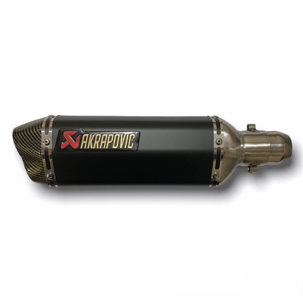 TUBO DE ESCAPE AAA AKRAPOVIC NEGRO MEDIANO DOBLE SALIDA🔥 ¿Para qué sirve un escape de moto? Un escape deportivo sirve para que otros conductores puedan notar nuestra presencia en la carretera gracias al sonido perceptible que produce. Además, algunos escapes tienen un diseño deportivo que le da un aspecto más atractivo a la motocicleta. Especificaciones Largo: 37cm Entrada: 51mm con reductor hasta 35mm Cuenta con Abrazadera, pernos y resortes de fijación Acople reductor