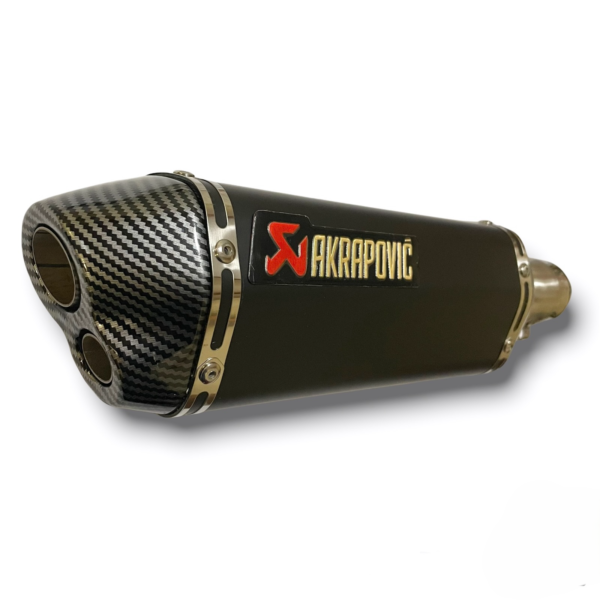 TUBO DE ESCAPE AAA AKRAPOVIC NEGRO MEDIANO DOBLE SALIDA🔥 ¿Para qué sirve un escape de moto? Un escape deportivo sirve para que otros conductores puedan notar nuestra presencia en la carretera gracias al sonido perceptible que produce. Además, algunos escapes tienen un diseño deportivo que le da un aspecto más atractivo a la motocicleta. Especificaciones Largo: 37cm Entrada: 51mm con reductor hasta 35mm Cuenta con Abrazadera, pernos y resortes de fijación Acople reductor