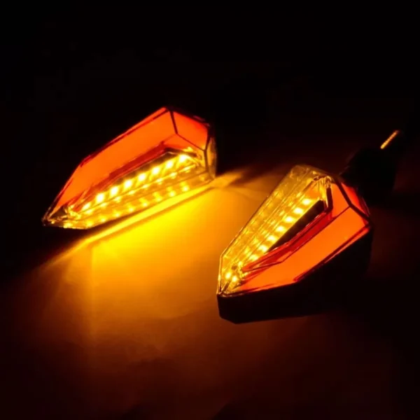 Intermitentes LED con Luz de Freno 🔥 Estos intermitentes LED multifuncionales ofrecen señalización de giro y luz de freno en un solo producto, mejorando la seguridad y la visibilidad al conducir. Características: Voltaje: 12V Función de luz de freno y señal de giro. Tecnología LED de alta eficiencia. Diseño compacto y resistente. Fácil de instalar. Perfectos para aquellos que buscan una solución práctica y estilizada para mejorar la iluminación y seguridad de su motocicleta.