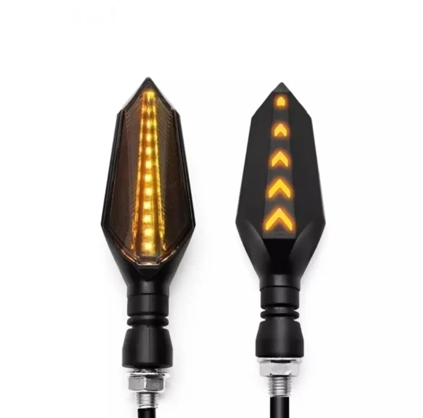 Intermitentes LED Secuenciales 🔥 Estos intermitentes LED secuenciales ofrecen un diseño moderno y una señalización más efectiva. Su parpadeo dinámico mejora la visibilidad y añade un toque sofisticado a cualquier motocicleta. Características: Voltaje: 12V Tecnología de intermitencia secuencial. Diseño compacto y estilizado. Fácil de instalar. Ideales para quienes buscan actualizar la estética y la seguridad de su moto con un producto duradero y eficiente.
