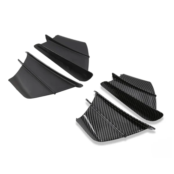 ALERONES AERODINÁMICOS LATERALES🔥 Descripción: Añade un toque deportivo y personalizado a tu motocicleta con nuestro kit de alerones aerodinámicos laterales. Diseñados para mejorar la estética y optimizar el flujo de aire, estos alerones no solo realzan el aspecto de tu moto, sino que también contribuyen a una conducción más estilizada. Incluye: Alerones aerodinámicos laterales. Adhesivos de instalación para una fijación segura y duradera. Instrucciones y Recomendaciones de Instalación: Para garantizar una adherencia óptima de los alerones, es esencial limpiar minuciosamente la zona donde se instalarán. Asegúrate de eliminar cualquier suciedad, grasa o residuo, ya que una superficie limpia es crucial para evitar que los alerones se despeguen fácilmente.
