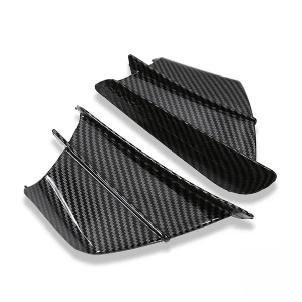 ALERONES AERODINÁMICOS LATERALES🔥 Descripción: Añade un toque deportivo y personalizado a tu motocicleta con nuestro kit de alerones aerodinámicos laterales. Diseñados para mejorar la estética y optimizar el flujo de aire, estos alerones no solo realzan el aspecto de tu moto, sino que también contribuyen a una conducción más estilizada. Incluye: Alerones aerodinámicos laterales. Adhesivos de instalación para una fijación segura y duradera. Instrucciones y Recomendaciones de Instalación: Para garantizar una adherencia óptima de los alerones, es esencial limpiar minuciosamente la zona donde se instalarán. Asegúrate de eliminar cualquier suciedad, grasa o residuo, ya que una superficie limpia es crucial para evitar que los alerones se despeguen fácilmente.