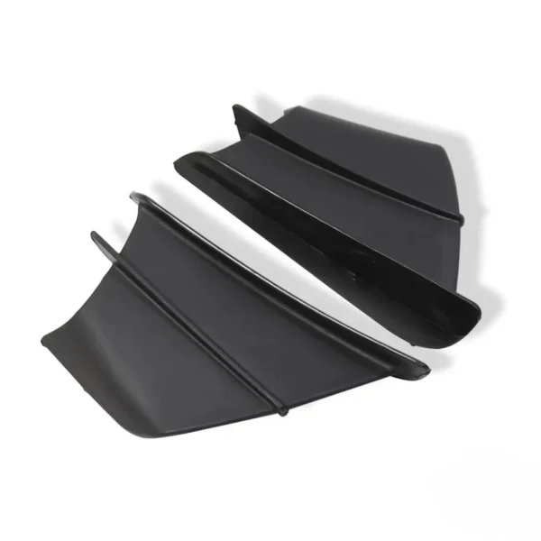 ALERONES AERODINÁMICOS LATERALES🔥 Descripción: Añade un toque deportivo y personalizado a tu motocicleta con nuestro kit de alerones aerodinámicos laterales. Diseñados para mejorar la estética y optimizar el flujo de aire, estos alerones no solo realzan el aspecto de tu moto, sino que también contribuyen a una conducción más estilizada. Incluye: Alerones aerodinámicos laterales. Adhesivos de instalación para una fijación segura y duradera. Instrucciones y Recomendaciones de Instalación: Para garantizar una adherencia óptima de los alerones, es esencial limpiar minuciosamente la zona donde se instalarán. Asegúrate de eliminar cualquier suciedad, grasa o residuo, ya que una superficie limpia es crucial para evitar que los alerones se despeguen fácilmente.
