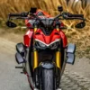 ESPEJO DE MOTO PARA PUÑOS ANTIRREFLEJOS 🔥 Descripción: Espejo para manillar de moto con carcasa metálica, diseñado específicamente para motos naked. Este espejo deportivo cuenta con un tratamiento antirreflejo, garantizando una visión clara y segura en cualquier condición de luz. Producto de alta calidad presentado en caja. Características: Diseño deportivo ideal para motos naked. Tratamiento antirreflejo en el espejo para mayor seguridad. Carcasa metálica resistente. Compatible con la mayoría de los manillares de moto. Producto de alta calidad en empaque original.