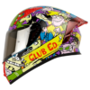 CASCO INTEGRAL 526SP EVO ED HEADS + VISOR TRANSPARENTE DE REGALO 🎁 EDICIÓN LIMITADA🔥 El casco SH-526SP Evo de la marca Shaft es una edición limitada en colaboración con Cartoon Network, diseñada para los entusiastas de la animación que buscan estilo y seguridad en la carretera. Detalles Carcasa de ABS: Fabricada con termoplástico de alta resistencia, proporciona una protección sólida en caso de impacto. Tecnología SAT: El interior del casco está equipado con la tecnología de absorción de impactos para una protección efectiva durante la conducción. Tapizado de lujo personalizado: Fabricado en tela 100% de poliéster con propiedades antibacterianas, ofrece una comodidad y ajuste excepcionales para el usuario. Cubre barbilla de tela: Ayuda a impedir el ingreso de viento al interior del casco. Visor de policarbonato con protección UV y anti-scratch: Ofrece una visión clara y protegida durante la conducción. Ventilaciones regulables: Las ventilaciones frontales y superiores regulables mantienen la cabeza fresca y seca, mientras que las salidas posteriores fijas garantizan una ventilación óptima. Sistema de broche micrométrico ajustable: Asegura un cierre seguro y un ajuste personalizado para cada usuario. Preparado para intercomunicador: Listo para integrar un sistema de intercomunicador para una experiencia de conducción conectada. Compatibilidad con Pinlock 30: Permite la integración del Pinlock 30 para mantener una visión clara en condiciones de humedad. Certificaciones de seguridad: Cumple con la norma europea ECE-R 2206 y el decreto Supremo N° 231, de 2000 del Ministerio de Transportes y Telecomunicaciones de Chile, además cuenta con QR para una fácil verificación de su autenticidad. Incluye Visor Transparente Kit de Repuestos para el Sistema de Fijación del Visor Funda Personalizada Cartoon Network Este casco de edición limitada de Shaft combina estilo, comodidad y seguridad, siendo la elección perfecta para los fans de Cartoon Network que buscan una experiencia de conducción única.