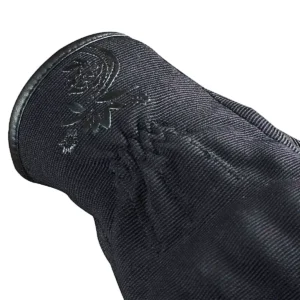 GUANTES CORTOS ARMAD GEAR ESTELA PARA MUJER 🔥 Descubre el equilibrio perfecto entre estilo y seguridad con los guantes de motociclista Armad Gear Estela, diseñados especialmente para mujeres. Estos guantes ofrecen una combinación ideal de protección y comodidad, adaptándose a tus necesidades en climas templados. Detalles: Marca: Armad Gear Modelo: Estela Protecciones: Rigidez en los nudillos para mayor seguridad en caso de impacto. Ajuste: Cierre con velcro para un ajuste seguro y personalizado. Manga: Media, cubriendo hasta la muñeca para protección adicional. Ventilación: Orificios distribuidos estratégicamente para una ventilación óptima, manteniendo las manos frescas. Material: Cuero microperforado, asegurando durabilidad y confort en cada trayecto. Uso Ideal: Clima templado, ofreciendo una protección ligera pero efectiva. Fabricación: Hechos en Pakistán, con altos estándares de calidad. Estilo y funcionalidad combinados para una experiencia de conducción superior.