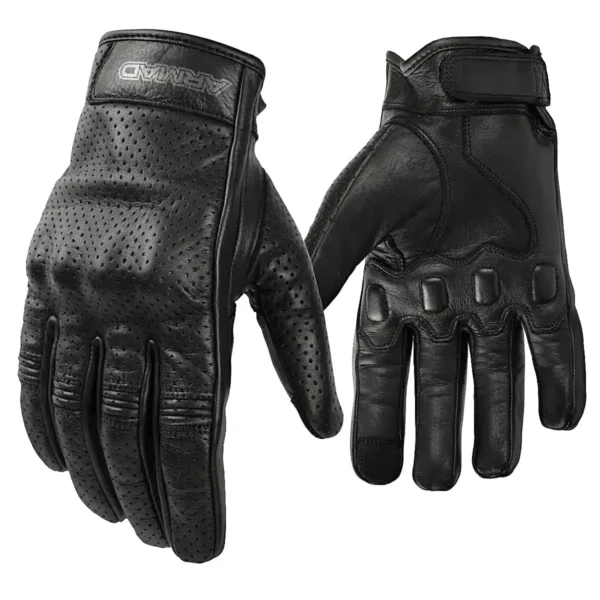 GUANTES DE CUERO ARMAD GEAR SONIK CORTOS 🔥 Los guantes Armad Gear Sonik están diseñados para motociclistas que buscan un equilibrio entre funcionalidad, comodidad y estilo en cada trayecto. Detalles: Marca: Armad Gear Modelo: Sonik Cortos Material: Cuero microperforado de alta calidad, proporcionando transpirabilidad y resistencia, fabricados en Pakistán. Panel Touch: Integrado en los dedos índice y pulgar, permitiendo el uso de dispositivos electrónicos sin necesidad de quitarse los guantes. Protección: Nudillos con protecciones rígidas cubiertas, ofreciendo seguridad sin sacrificar la comodidad. Paneles Elásticos: Incorporados en los dedos para mayor flexibilidad y confort durante la conducción. Agarre Mejorado: Palma con doble capa de cuero y acolchados estratégicos, garantizando un agarre seguro y controlado. Ajuste Seguro: Cierre de velcro en la muñeca para un ajuste firme y personalizado. Los guantes de cuero Armad Gear Sonik Cortos combinan protección y comodidad en un diseño compacto, ideales para motociclistas que valoran la calidad y el rendimiento.