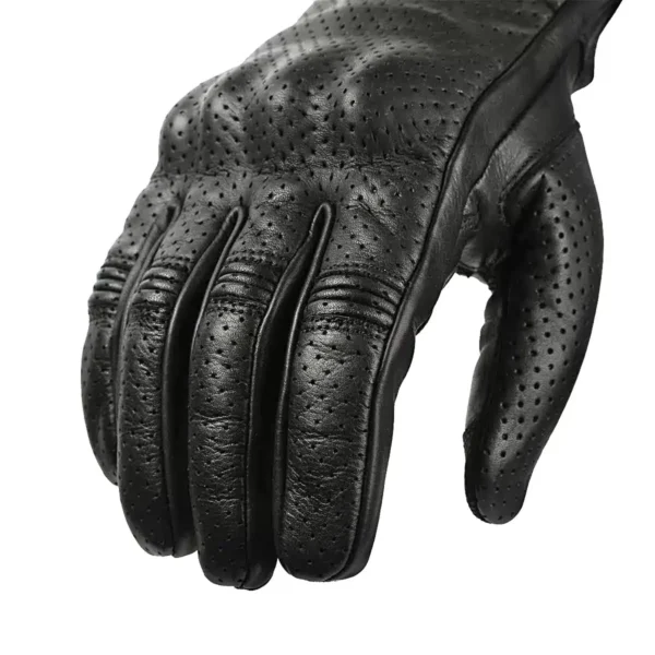GUANTES DE CUERO ARMAD GEAR SONIK CORTOS 🔥 Los guantes Armad Gear Sonik están diseñados para motociclistas que buscan un equilibrio entre funcionalidad, comodidad y estilo en cada trayecto. Detalles: Marca: Armad Gear Modelo: Sonik Cortos Material: Cuero microperforado de alta calidad, proporcionando transpirabilidad y resistencia, fabricados en Pakistán. Panel Touch: Integrado en los dedos índice y pulgar, permitiendo el uso de dispositivos electrónicos sin necesidad de quitarse los guantes. Protección: Nudillos con protecciones rígidas cubiertas, ofreciendo seguridad sin sacrificar la comodidad. Paneles Elásticos: Incorporados en los dedos para mayor flexibilidad y confort durante la conducción. Agarre Mejorado: Palma con doble capa de cuero y acolchados estratégicos, garantizando un agarre seguro y controlado. Ajuste Seguro: Cierre de velcro en la muñeca para un ajuste firme y personalizado. Los guantes de cuero Armad Gear Sonik Cortos combinan protección y comodidad en un diseño compacto, ideales para motociclistas que valoran la calidad y el rendimiento.
