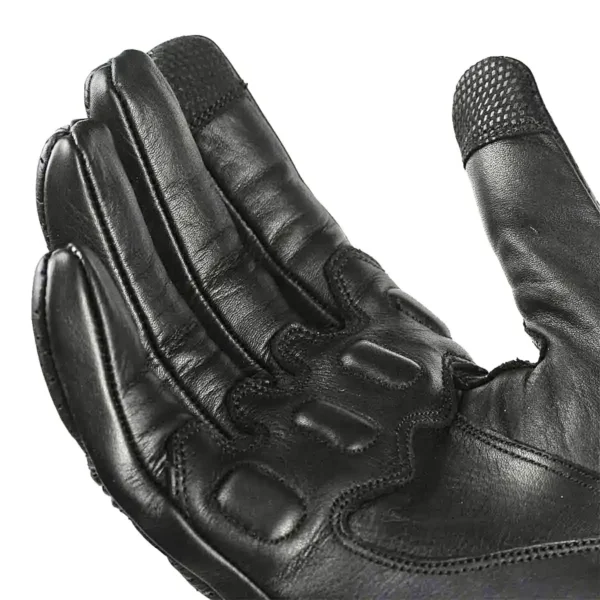 GUANTES DE CUERO ARMAD GEAR SONIK CORTOS 🔥 Los guantes Armad Gear Sonik están diseñados para motociclistas que buscan un equilibrio entre funcionalidad, comodidad y estilo en cada trayecto. Detalles: Marca: Armad Gear Modelo: Sonik Cortos Material: Cuero microperforado de alta calidad, proporcionando transpirabilidad y resistencia, fabricados en Pakistán. Panel Touch: Integrado en los dedos índice y pulgar, permitiendo el uso de dispositivos electrónicos sin necesidad de quitarse los guantes. Protección: Nudillos con protecciones rígidas cubiertas, ofreciendo seguridad sin sacrificar la comodidad. Paneles Elásticos: Incorporados en los dedos para mayor flexibilidad y confort durante la conducción. Agarre Mejorado: Palma con doble capa de cuero y acolchados estratégicos, garantizando un agarre seguro y controlado. Ajuste Seguro: Cierre de velcro en la muñeca para un ajuste firme y personalizado. Los guantes de cuero Armad Gear Sonik Cortos combinan protección y comodidad en un diseño compacto, ideales para motociclistas que valoran la calidad y el rendimiento.