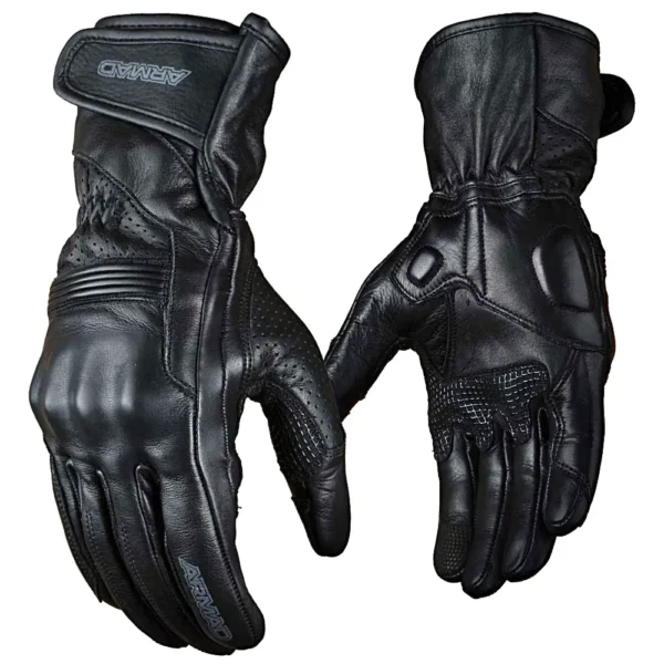 GUANTES DE CUERO ARMAD GEAR AERO1 LARGO 🔥 Los guantes Armad Gear Aero1 son la elección ideal para motociclistas que buscan una combinación de protección, funcionalidad y estilo en sus viajes. Detalles: Marca: Armad Gear Modelo: Aero1 Largo Material: Cuero de alta calidad, fabricado en Pakistán, garantizando durabilidad y resistencia. Panel Touch: Incluye panel táctil en los dedos índice y pulgar, permitiendo el uso de dispositivos electrónicos sin quitarse los guantes. Protección: Nudillos con protecciones rígidas y engomados en la palma para un mayor nivel de seguridad. Diseño de Manga Larga: Cubren sobre la muñeca, ofreciendo protección adicional y un ajuste seguro. Refuerzos: Tela texturizada en áreas clave para una mayor resistencia al desgaste y durabilidad. Agarre Óptimo: Diseñados para proporcionar un agarre superior, incluso a altas velocidades, mejorando el control y la seguridad durante la conducción. Los guantes de cuero Armad Gear Aero1 Largo combinan protección avanzada y un diseño funcional, ideales para motociclistas que exigen lo mejor en cada trayecto.