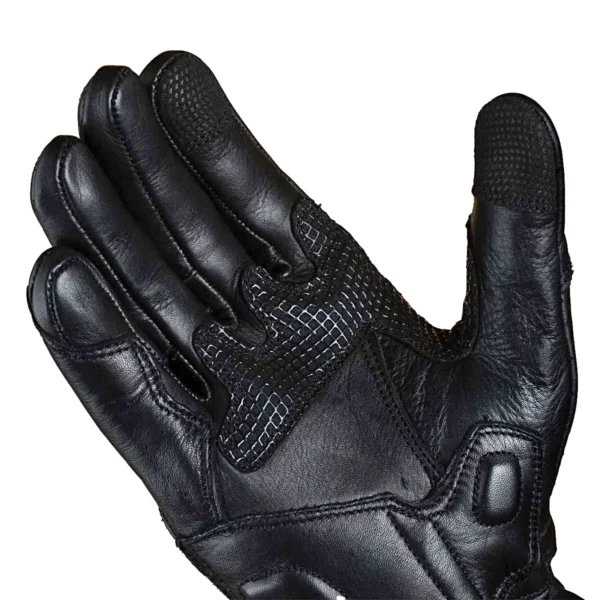 GUANTES DE CUERO ARMAD GEAR AERO1 LARGO 🔥 Los guantes Armad Gear Aero1 son la elección ideal para motociclistas que buscan una combinación de protección, funcionalidad y estilo en sus viajes. Detalles: Marca: Armad Gear Modelo: Aero1 Largo Material: Cuero de alta calidad, fabricado en Pakistán, garantizando durabilidad y resistencia. Panel Touch: Incluye panel táctil en los dedos índice y pulgar, permitiendo el uso de dispositivos electrónicos sin quitarse los guantes. Protección: Nudillos con protecciones rígidas y engomados en la palma para un mayor nivel de seguridad. Diseño de Manga Larga: Cubren sobre la muñeca, ofreciendo protección adicional y un ajuste seguro. Refuerzos: Tela texturizada en áreas clave para una mayor resistencia al desgaste y durabilidad. Agarre Óptimo: Diseñados para proporcionar un agarre superior, incluso a altas velocidades, mejorando el control y la seguridad durante la conducción. Los guantes de cuero Armad Gear Aero1 Largo combinan protección avanzada y un diseño funcional, ideales para motociclistas que exigen lo mejor en cada trayecto.