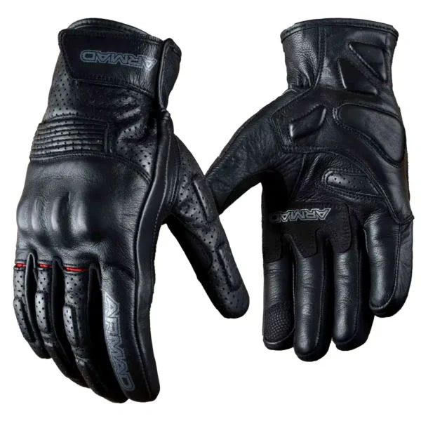 GUANTES ARMAD GEAR LEON DE CUERO🔥 Los guantes Armad Gear Leon están diseñados para ofrecer una combinación perfecta de protección y comodidad, ideal para motociclistas que buscan calidad en cada trayecto. Detalles: Compatibilidad táctil: Dedo índice y pulgar con panel táctil para uso con smartphones. Protección: Protecciones rígidas en los nudillos para una mayor seguridad. Material: Cuero duradero que asegura una larga vida útil. Refuerzos: Tela resistente en la palma y entre el pulgar e índice para mayor resistencia al desgaste. Incorporaciones de goma: Protección adicional en la palma y zona superior de los dedos. Ventilación: Micro perforaciones que permiten un mejor flujo de aire. Ajuste: Correa con velcro para un ajuste seguro a la muñeca. Confort: Paneles elásticos que permiten un calce ajustado y cómodo. Clima: Ofrecen comodidad en climas moderados. Fabricación: Hechos en Pakistán con altos estándares de calidad. Los guantes Armad Gear Leon son la elección perfecta para quienes buscan estilo, protección y funcionalidad en cada viaje en moto.