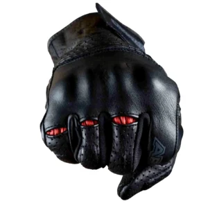 GUANTES ARMAD GEAR LEON DE CUERO🔥 Los guantes Armad Gear Leon están diseñados para ofrecer una combinación perfecta de protección y comodidad, ideal para motociclistas que buscan calidad en cada trayecto. Detalles: Compatibilidad táctil: Dedo índice y pulgar con panel táctil para uso con smartphones. Protección: Protecciones rígidas en los nudillos para una mayor seguridad. Material: Cuero duradero que asegura una larga vida útil. Refuerzos: Tela resistente en la palma y entre el pulgar e índice para mayor resistencia al desgaste. Incorporaciones de goma: Protección adicional en la palma y zona superior de los dedos. Ventilación: Micro perforaciones que permiten un mejor flujo de aire. Ajuste: Correa con velcro para un ajuste seguro a la muñeca. Confort: Paneles elásticos que permiten un calce ajustado y cómodo. Clima: Ofrecen comodidad en climas moderados. Fabricación: Hechos en Pakistán con altos estándares de calidad. Los guantes Armad Gear Leon son la elección perfecta para quienes buscan estilo, protección y funcionalidad en cada viaje en moto.