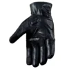 GUANTES ARMAD GEAR LEON DE CUERO🔥 Los guantes Armad Gear Leon están diseñados para ofrecer una combinación perfecta de protección y comodidad, ideal para motociclistas que buscan calidad en cada trayecto. Detalles: Compatibilidad táctil: Dedo índice y pulgar con panel táctil para uso con smartphones. Protección: Protecciones rígidas en los nudillos para una mayor seguridad. Material: Cuero duradero que asegura una larga vida útil. Refuerzos: Tela resistente en la palma y entre el pulgar e índice para mayor resistencia al desgaste. Incorporaciones de goma: Protección adicional en la palma y zona superior de los dedos. Ventilación: Micro perforaciones que permiten un mejor flujo de aire. Ajuste: Correa con velcro para un ajuste seguro a la muñeca. Confort: Paneles elásticos que permiten un calce ajustado y cómodo. Clima: Ofrecen comodidad en climas moderados. Fabricación: Hechos en Pakistán con altos estándares de calidad. Los guantes Armad Gear Leon son la elección perfecta para quienes buscan estilo, protección y funcionalidad en cada viaje en moto.
