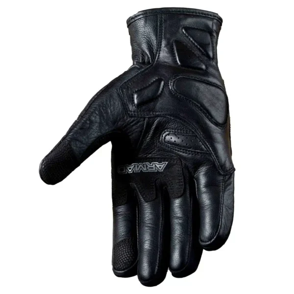 GUANTES ARMAD GEAR LEON DE CUERO🔥 Los guantes Armad Gear Leon están diseñados para ofrecer una combinación perfecta de protección y comodidad, ideal para motociclistas que buscan calidad en cada trayecto. Detalles: Compatibilidad táctil: Dedo índice y pulgar con panel táctil para uso con smartphones. Protección: Protecciones rígidas en los nudillos para una mayor seguridad. Material: Cuero duradero que asegura una larga vida útil. Refuerzos: Tela resistente en la palma y entre el pulgar e índice para mayor resistencia al desgaste. Incorporaciones de goma: Protección adicional en la palma y zona superior de los dedos. Ventilación: Micro perforaciones que permiten un mejor flujo de aire. Ajuste: Correa con velcro para un ajuste seguro a la muñeca. Confort: Paneles elásticos que permiten un calce ajustado y cómodo. Clima: Ofrecen comodidad en climas moderados. Fabricación: Hechos en Pakistán con altos estándares de calidad. Los guantes Armad Gear Leon son la elección perfecta para quienes buscan estilo, protección y funcionalidad en cada viaje en moto.