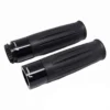 PUÑOS PARA MOTO MODELO RIZOMA🔥 Los puños marca Rizoma, de 22mm o 7/8, son ideales para quienes buscan mejorar el agarre y la comodidad en su motocicleta. Fabricados con una combinación de carcasa metálica y goma de alta calidad, ofrecen un excelente control y durabilidad, lo que los hace perfectos para largos recorridos o conducción deportiva. Producto presentado en caja, listo para instalarse. Características: Diámetro: 22mm (7/8) Carcasa de metal y goma resistente Excelente agarre Producto en caja Estos puños son una excelente opción para quienes buscan un estilo sofisticado sin comprometer la funcionalidad.