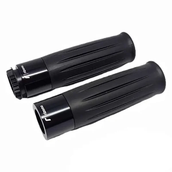 PUÑOS PARA MOTO MODELO RIZOMA🔥 Los puños marca Rizoma, de 22mm o 7/8, son ideales para quienes buscan mejorar el agarre y la comodidad en su motocicleta. Fabricados con una combinación de carcasa metálica y goma de alta calidad, ofrecen un excelente control y durabilidad, lo que los hace perfectos para largos recorridos o conducción deportiva. Producto presentado en caja, listo para instalarse. Características: Diámetro: 22mm (7/8) Carcasa de metal y goma resistente Excelente agarre Producto en caja Estos puños son una excelente opción para quienes buscan un estilo sofisticado sin comprometer la funcionalidad.