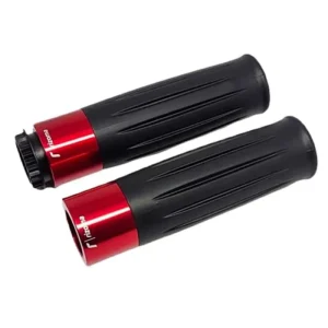 PUÑOS PARA MOTO MODELO RIZOMA🔥 Los puños marca Rizoma, de 22mm o 7/8, son ideales para quienes buscan mejorar el agarre y la comodidad en su motocicleta. Fabricados con una combinación de carcasa metálica y goma de alta calidad, ofrecen un excelente control y durabilidad, lo que los hace perfectos para largos recorridos o conducción deportiva. Producto presentado en caja, listo para instalarse. Características: Diámetro: 22mm (7/8) Carcasa de metal y goma resistente Excelente agarre Producto en caja Estos puños son una excelente opción para quienes buscan un estilo sofisticado sin comprometer la funcionalidad.