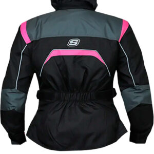 CHAQUETA SHAFT NOVA🔥 La chaqueta de cordura Shaft Nova está diseñada para proporcionar una combinación perfecta de estilo y funcionalidad, ofreciendo al motociclista una experiencia completa con detalles cuidadosamente pensados para garantizar comodidad y seguridad. Detalles: Marca: Shaft Modelo: Nova Ajuste Personalizado: Cintas ajustables con velcro en la cadera y correas con broche en el antebrazo para un ajuste seguro y cómodo. Almacenamiento Seguro: Bolsillos delanteros con cierre para mantener tus pertenencias seguras durante tus viajes. Protección Invernal: Forro interior con dos bolsillos, ideal para mantenerte abrigado en condiciones frías. Seguridad Certificada: Protecciones desmontables y certificadas para garantizar una mayor seguridad en cada travesía. Ajuste en Mangas: Velcro en las mangas para adaptarse a tus preferencias y necesidades. Visibilidad Mejorada: Aplicaciones reflectantes en la chaqueta para aumentar la visibilidad durante la conducción nocturna. La chaqueta Shaft Nova es el equilibrio perfecto entre estilo, confort y seguridad, ideal para cualquier motociclista que busque un equipamiento confiable para sus aventuras.