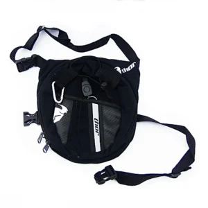 MUSLERA / BOLSO DE PIERNA THOR La muslera THOR es un bolso compacto y resistente, diseñado para ofrecer comodidad y funcionalidad en cada trayecto. Ideal para motociclistas y ciclistas, permite llevar objetos personales de forma segura y siempre al alcance, sin comprometer la movilidad. Características: • Fabricada en tela Cordura de alta resistencia • Diseño ergonómico para un ajuste cómodo a la pierna • Ideal para guardar llaves, billetera, documentos y herramientas pequeñas • Correa ajustable para un ajuste firme y seguro • Medidas: 24 cm de alto x 25 cm de ancho x 8 cm de profundidad • Producto liviano y fácil de usar Práctica, duradera y con estilo deportivo, la muslera THOR es una excelente opción para quienes necesitan un bolso funcional sin cargar una mochila completa.