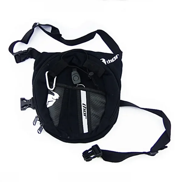 MUSLERA / BOLSO DE PIERNA THOR La muslera THOR es un bolso compacto y resistente, diseñado para ofrecer comodidad y funcionalidad en cada trayecto. Ideal para motociclistas y ciclistas, permite llevar objetos personales de forma segura y siempre al alcance, sin comprometer la movilidad. Características: • Fabricada en tela Cordura de alta resistencia • Diseño ergonómico para un ajuste cómodo a la pierna • Ideal para guardar llaves, billetera, documentos y herramientas pequeñas • Correa ajustable para un ajuste firme y seguro • Medidas: 24 cm de alto x 25 cm de ancho x 8 cm de profundidad • Producto liviano y fácil de usar Práctica, duradera y con estilo deportivo, la muslera THOR es una excelente opción para quienes necesitan un bolso funcional sin cargar una mochila completa.