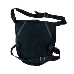 MUSLERA / BOLSO DE PIERNA THOR La muslera THOR es un bolso compacto y resistente, diseñado para ofrecer comodidad y funcionalidad en cada trayecto. Ideal para motociclistas y ciclistas, permite llevar objetos personales de forma segura y siempre al alcance, sin comprometer la movilidad. Características: • Fabricada en tela Cordura de alta resistencia • Diseño ergonómico para un ajuste cómodo a la pierna • Ideal para guardar llaves, billetera, documentos y herramientas pequeñas • Correa ajustable para un ajuste firme y seguro • Medidas: 24 cm de alto x 25 cm de ancho x 8 cm de profundidad • Producto liviano y fácil de usar Práctica, duradera y con estilo deportivo, la muslera THOR es una excelente opción para quienes necesitan un bolso funcional sin cargar una mochila completa.