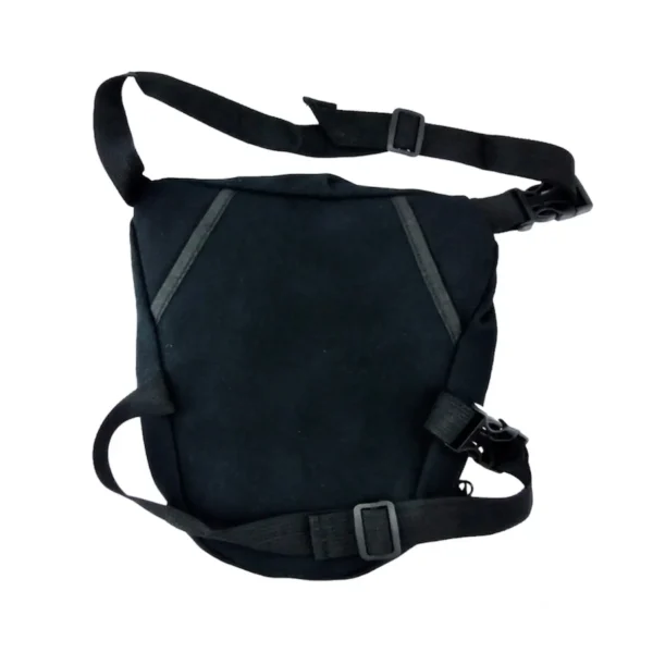 MUSLERA / BOLSO DE PIERNA THOR La muslera THOR es un bolso compacto y resistente, diseñado para ofrecer comodidad y funcionalidad en cada trayecto. Ideal para motociclistas y ciclistas, permite llevar objetos personales de forma segura y siempre al alcance, sin comprometer la movilidad. Características: • Fabricada en tela Cordura de alta resistencia • Diseño ergonómico para un ajuste cómodo a la pierna • Ideal para guardar llaves, billetera, documentos y herramientas pequeñas • Correa ajustable para un ajuste firme y seguro • Medidas: 24 cm de alto x 25 cm de ancho x 8 cm de profundidad • Producto liviano y fácil de usar Práctica, duradera y con estilo deportivo, la muslera THOR es una excelente opción para quienes necesitan un bolso funcional sin cargar una mochila completa.