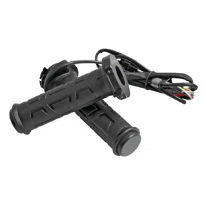 PUÑOS CALEFACTABLES PARA MOTO Explora nuestros puños calefaccionados, la solución ideal para mantener tus manos abrigadas durante los días fríos. Diseñados para brindar confort y funcionalidad, son perfectos para quienes no dejan de rodar en invierno. Características: • Compatibles con manillares de 22 mm (7/8 pulgadas) • 4 niveles de temperatura regulables • Switch de encendido/apagado incorporado • Instalación directa a la batería de la moto Con estos puños calefaccionados, podrás disfrutar de cada ruta con mayor comodidad, sin importar las condiciones climáticas.