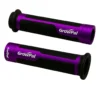 PUÑOS GROWPAL / BARRACUDA PARA MANILLAR DE MOTO Dale un nuevo look y mejor agarre a tu moto con estos puños Growpal o Barracuda, diseñados para brindar estilo, durabilidad y comodidad en cada trayecto. Ideales para quienes buscan una mejora estética sin perder funcionalidad. Características: • Fabricados en aluminio resistente y goma antideslizante • Compatibles con manillares de 22 mm (7/8 pulgadas) • Incluyen 4 adaptadores para distintos sistemas de piola • El puño derecho viene con carril para acelerador Disponibles en colores: Rojo, Plateado, Azul, Verde, Dorado y Negro. Con estos puños no solo mejorarás el control y confort al conducir, sino que además tu moto lucirá con un toque más deportivo y personalizado.