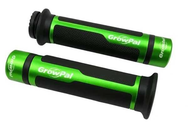 PUÑOS GROWPAL / BARRACUDA PARA MANILLAR DE MOTO Dale un nuevo look y mejor agarre a tu moto con estos puños Growpal o Barracuda, diseñados para brindar estilo, durabilidad y comodidad en cada trayecto. Ideales para quienes buscan una mejora estética sin perder funcionalidad. Características: • Fabricados en aluminio resistente y goma antideslizante • Compatibles con manillares de 22 mm (7/8 pulgadas) • Incluyen 4 adaptadores para distintos sistemas de piola • El puño derecho viene con carril para acelerador Disponibles en colores: Rojo, Plateado, Azul, Verde, Dorado y Negro. Con estos puños no solo mejorarás el control y confort al conducir, sino que además tu moto lucirá con un toque más deportivo y personalizado.
