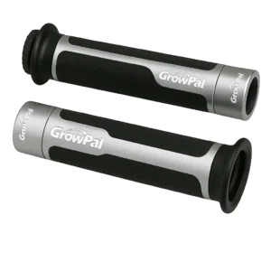 PUÑOS GROWPAL / BARRACUDA PARA MANILLAR DE MOTO Dale un nuevo look y mejor agarre a tu moto con estos puños Growpal o Barracuda, diseñados para brindar estilo, durabilidad y comodidad en cada trayecto. Ideales para quienes buscan una mejora estética sin perder funcionalidad. Características: • Fabricados en aluminio resistente y goma antideslizante • Compatibles con manillares de 22 mm (7/8 pulgadas) • Incluyen 4 adaptadores para distintos sistemas de piola • El puño derecho viene con carril para acelerador Disponibles en colores: Rojo, Plateado, Azul, Verde, Dorado y Negro. Con estos puños no solo mejorarás el control y confort al conducir, sino que además tu moto lucirá con un toque más deportivo y personalizado.